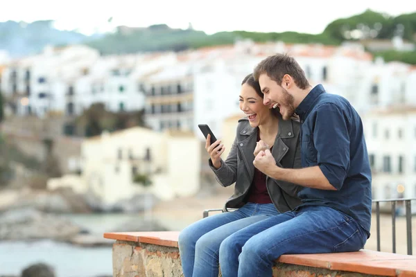 Coppia Entusiasta Trovare Notizie Smart Phone Cornicione Con Una Città — Foto Stock