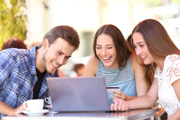 快乐的购物者在咖啡店用笔记本电脑上的信用卡在网上购物 — 图库照片