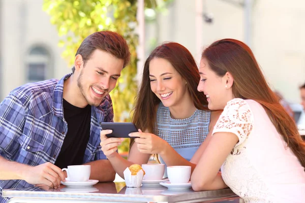 Tre Glada Vänner Tittar Smart Telefon Medieinnehåll Sitter Ett Kafé — Stockfoto