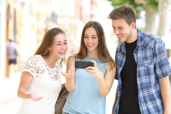 Três Amigos Confusos Assistindo Conteúdo Mídia Telefone Inteligente Rua — Fotografia de Stock