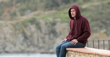 Bir sahil kasabasında bir terasından şikayet okyanus düşünürken üzgün teen