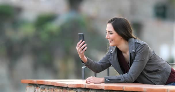 Mujer Feliz Haciendo Una Videollamada Con Teléfono Inteligente Una Terraza — Vídeos de Stock