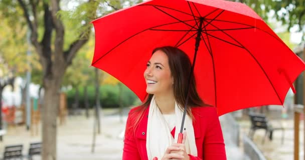 Portrait Une Femme Heureuse Rouge Marchant Tenant Parapluie Sous Pluie — Video