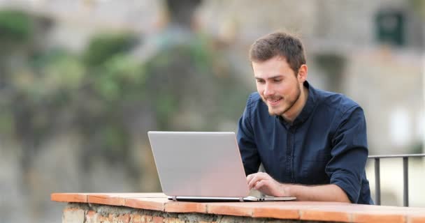 Podekscytowany Mężczyzna Znajdowanie Treści Online Laptopie Taras Mieszkanie Wsi — Wideo stockowe
