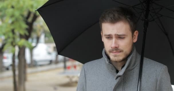 Λυπημένος Άνθρωπος Περπάτημα Διαμαρτύρονται Κρατώντας Μια Ομπρέλα Κάτω Από Βροχή — Αρχείο Βίντεο