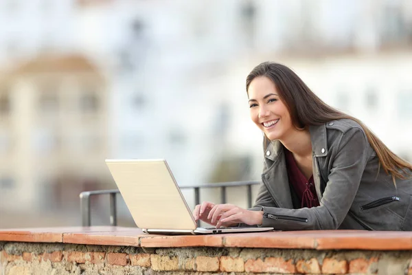 Gelukkige Vrouw Met Behulp Van Een Laptop Zoek Naar Camera — Stockfoto