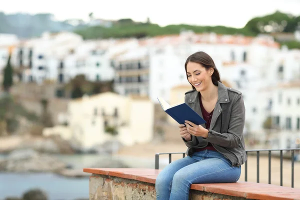 Gelukkige Vrouw Zit Een Richel Een Krantenboek Lezen Een Kustplaats — Stockfoto