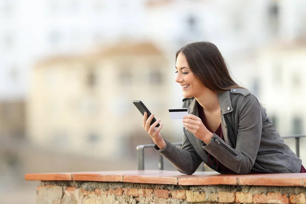 Kırsal Bir Apartmanın Balkonunda Akıllı Telefon Kredi Kartıyla Ödeme Yapan — Stok fotoğraf
