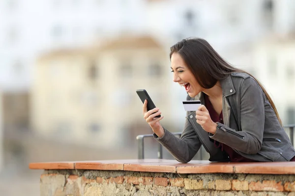 Opgewonden Online Koper Vinden Aanbod Smartphone Een Landelijk Appartement Terras — Stockfoto