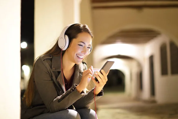 Donna Felice Che Ascolta Musica Seduta Strada Notte — Foto Stock