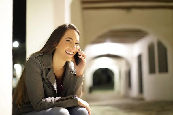 Happy Casual Woman Talking Phone Sitting Street Night — Stock Photo, Image