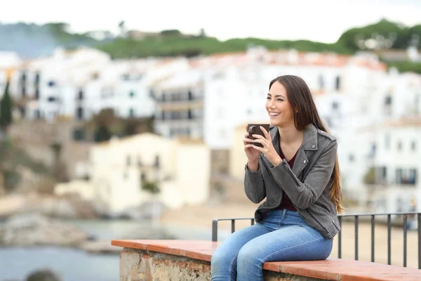 Femme Heureuse Assise Sur Une Corniche Buvant Café Regardant Loin — Photo