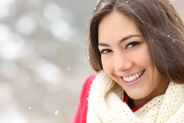 Красуня Дівчина Ідеальною Посмішкою Позує Дивлячись Камеру Сніжну Зиму — стокове фото
