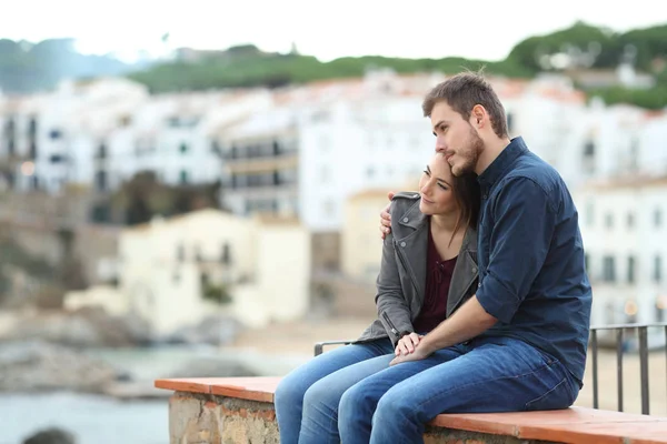 Pareja Feliz Enamorada Mirando Hacia Otro Lado Sentada Una Cornisa —  Fotos de Stock