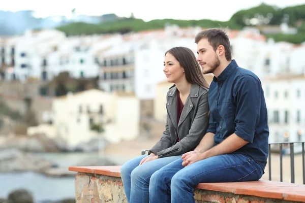 Pareja Pensativa Mirando Hacia Otro Lado Sentada Una Cornisa Vacaciones —  Fotos de Stock