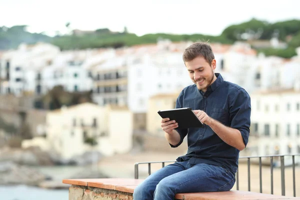 Homem Feliz Usando Tablet Sentado Uma Borda Férias Uma Cidade — Fotografia de Stock