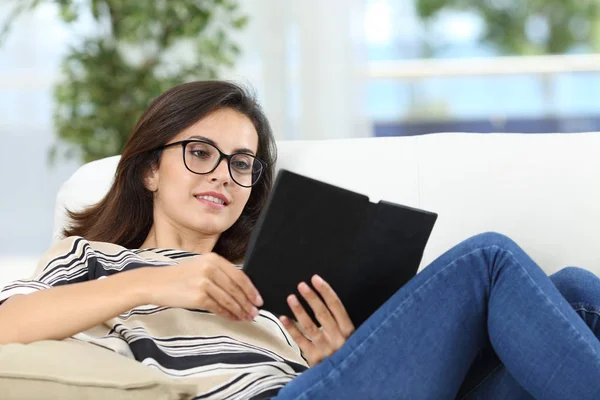 Mulher Feliz Lendo Ebook Sentado Sofá Sala Estar Casa — Fotografia de Stock