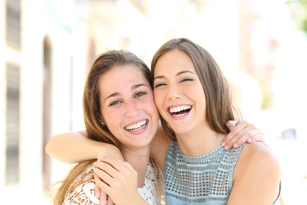 Porträt Von Zwei Glücklichen Freunden Mit Perfektem Lächeln Die Dich — Stockfoto