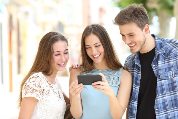 Tres Amigos Adolescentes Viendo Los Medios Teléfono Inteligente Pie Calle — Foto de Stock
