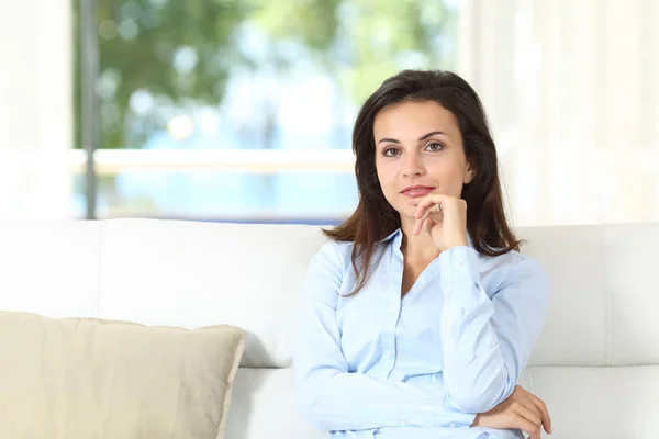 Smiley Zelfverzekerde Huisvrouw Kijken Naar Camera Zitten Een Bank Woonkamer — Stockfoto