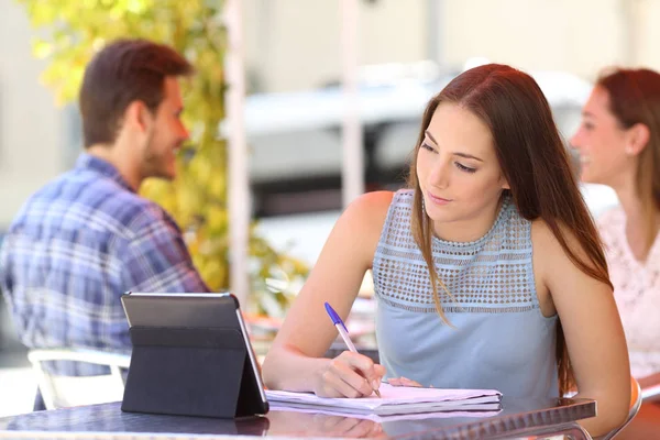 Ernstige Student Neemt Notities Learning Kijken Naar Inhoud Een Tablet — Stockfoto