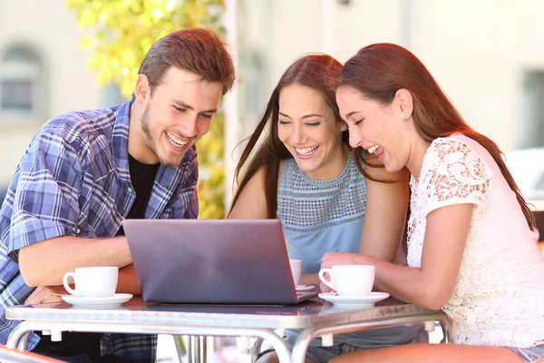 Tre Glada Vänner Tittar Medieinnehåll Bärbar Dator Som Sitter Bar — Stockfoto