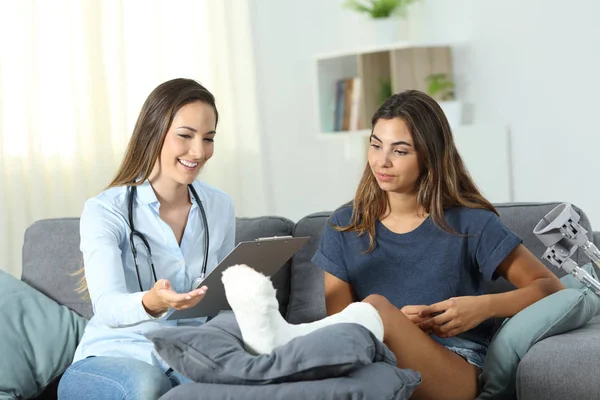 Felice Medico Paziente Parlando Seduto Divano Soggiorno Casa — Foto Stock