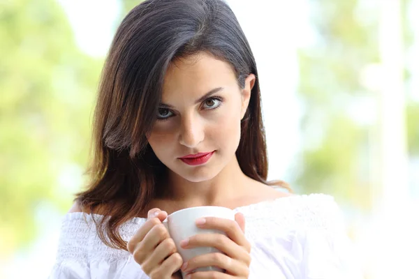 Retrato Una Mujer Hermosa Seria Sosteniendo Una Taza Café Mirándote —  Fotos de Stock