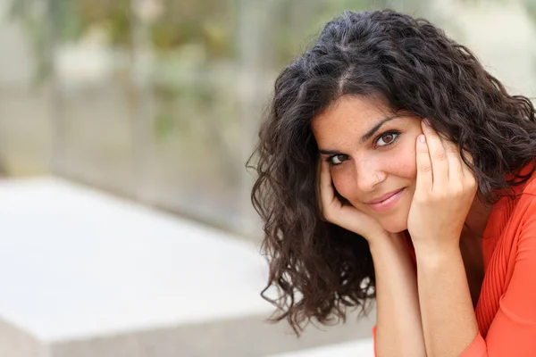 Ritratto Una Bella Ragazza Che Guarda Una Macchina Fotografica Seduta — Foto Stock