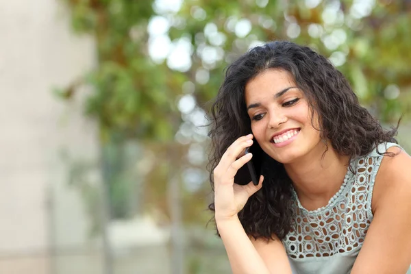 Szczęśliwa Pani Rozmawia Inteligentny Telefon Siedzi Parku — Zdjęcie stockowe