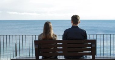 Sahilde ilk tarih boyunca arkadaş sarıl reddeden bir kadının arkadan görünüm