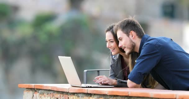 Pareja Emocionada Encontrando Contenido Línea Portátil Balcón Apartamento Rural — Vídeos de Stock