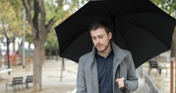 Front View Sad Man Walking Alone Rainy Day Winter Holding — Stock Video