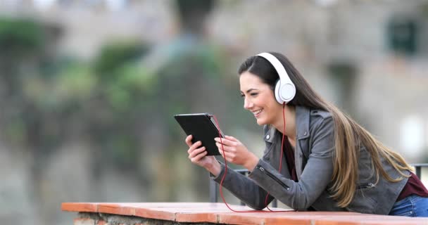 Mujer Feliz Viendo Escuchando Los Medios Comunicación Una Tableta Una — Vídeo de stock