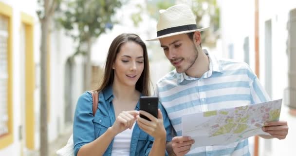 Heureux Couple Touristes Étonnés Marchant Dans Rue Une Ville Trouver — Video