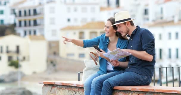 Dva Šťastní Turisté Porovnání Obsahu Smartphonu Papírovou Mapu Městě Pobřeží — Stock video