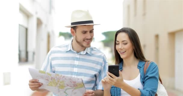 Vue Face Couple Touristes Qui Marchent Comparant Contenu Téléphone Intelligent — Video