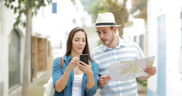 Casal Turistas Animados Andando Rua Encontrar Melhor Oferta Line Telefone — Vídeo de Stock