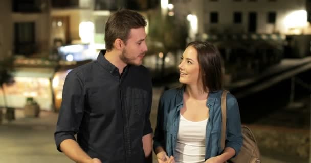Чоловік Пропонує Шлюб Своєю Щасливою Дівчиною Місті Вночі — стокове відео