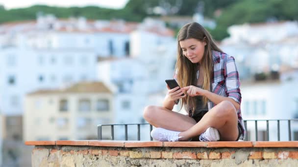 Opgewonden Tiener Vinden Van Line Inhoud Een Slimme Telefoon Zitten — Stockvideo