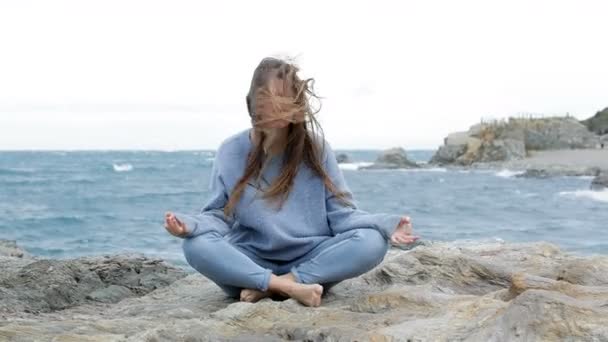 Mujer Enojada Tratando Practicar Yoga Día Ventoso Playa — Vídeos de Stock