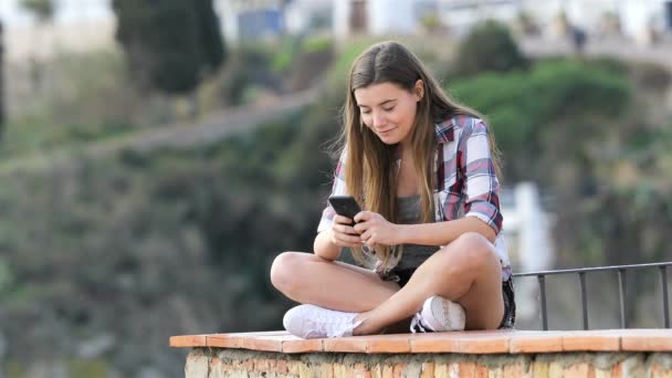 Glad Tonårsflicka Textning Smart Telefon Stad Som Sitter Avsats Semester — Stockvideo