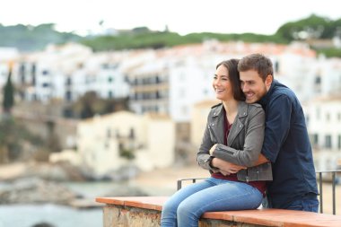 Mutlu çift uzakta bir sahil kasabasında tatil arayan kucaklayan aşık