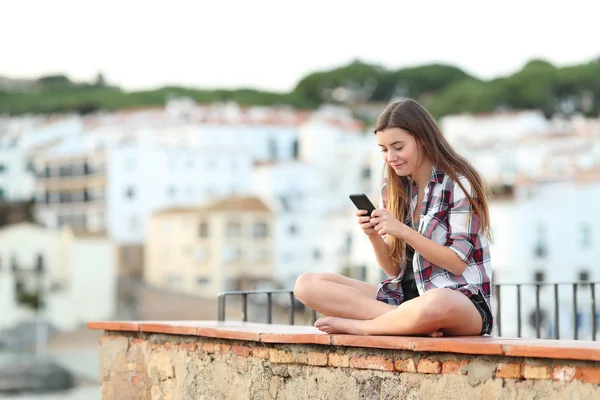 Menina Adolescente Feliz Mensagens Texto Telefone Inteligente Sentado Uma Borda — Fotografia de Stock