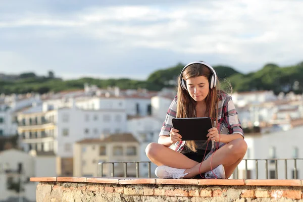 Adolescente Viendo Videos Línea Learning Una Tableta Sentada Una Cornisa — Foto de Stock