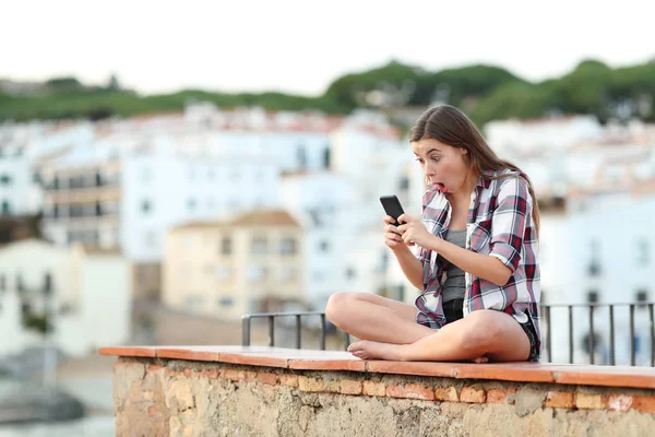 Geschokt Tienermeisje Controleren Smartphone Zitten Een Richel Een Kuststad Vakantie — Stockfoto