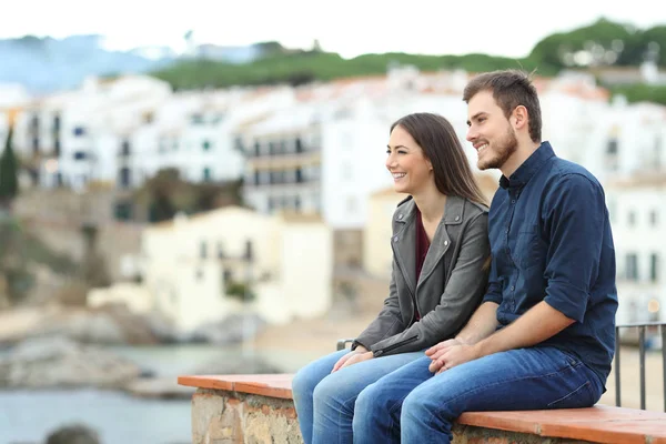 Gelukkige Paar Vrienden Zoek Weg Vakantie Zitten Een Richel Een — Stockfoto