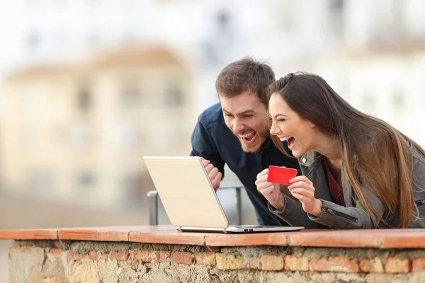 Para Pembeli Online Yang Bersemangat Menemukan Tawaran Pada Laptop Balkon — Stok Foto