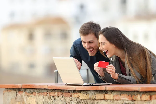 Emozionati Acquirenti Online Trovare Offerte Computer Portatile Balcone Vacanza — Foto Stock