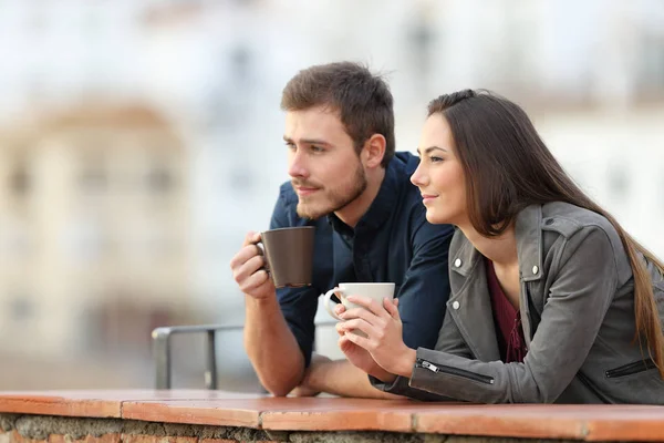 Lyckligt Par Avkopplande Dricka Kaffe Balkong Som Tittar Bort Semester — Stockfoto